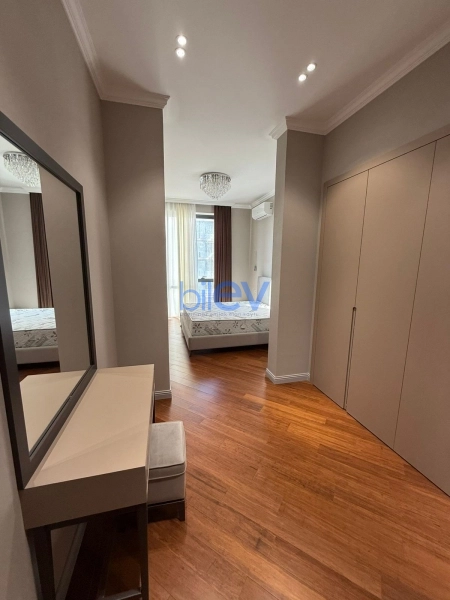 Aylıq Kirayə 4 otaqlı Yeni Tikili bina evi  200m², Bakı