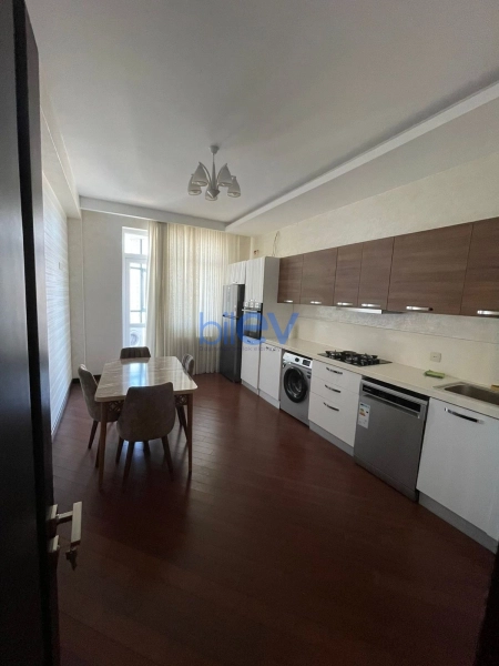 Aylıq Kirayə 3 otaqlı Yeni Tikili bina evi  125m², Bakı