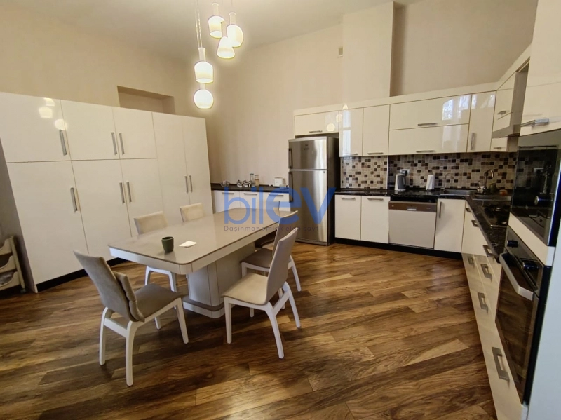 Aylıq Kirayə 5 otaqlı Köhnə Tikili bina evi  250m², Bakı