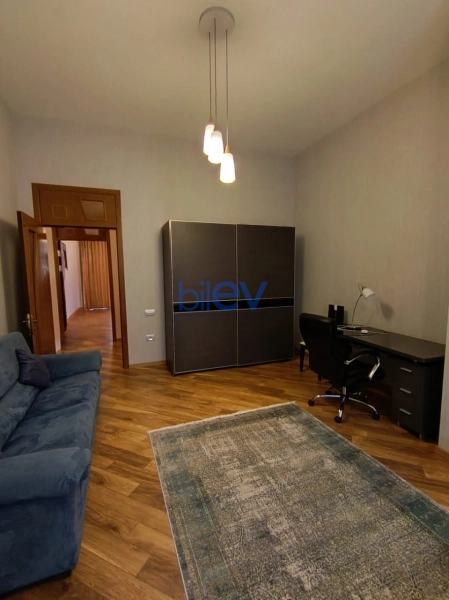Aylıq Kirayə 5 otaqlı Köhnə Tikili bina evi  250m², Bakı