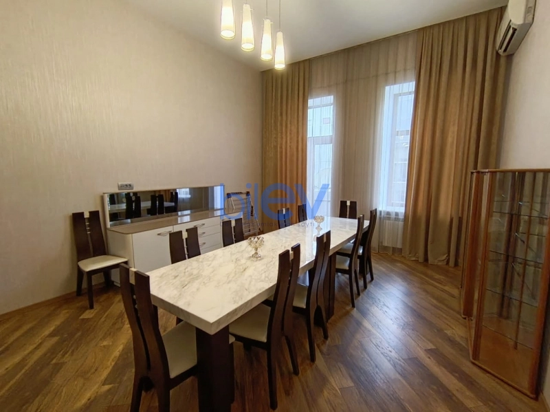 Aylıq Kirayə 5 otaqlı Köhnə Tikili bina evi  250m², Bakı