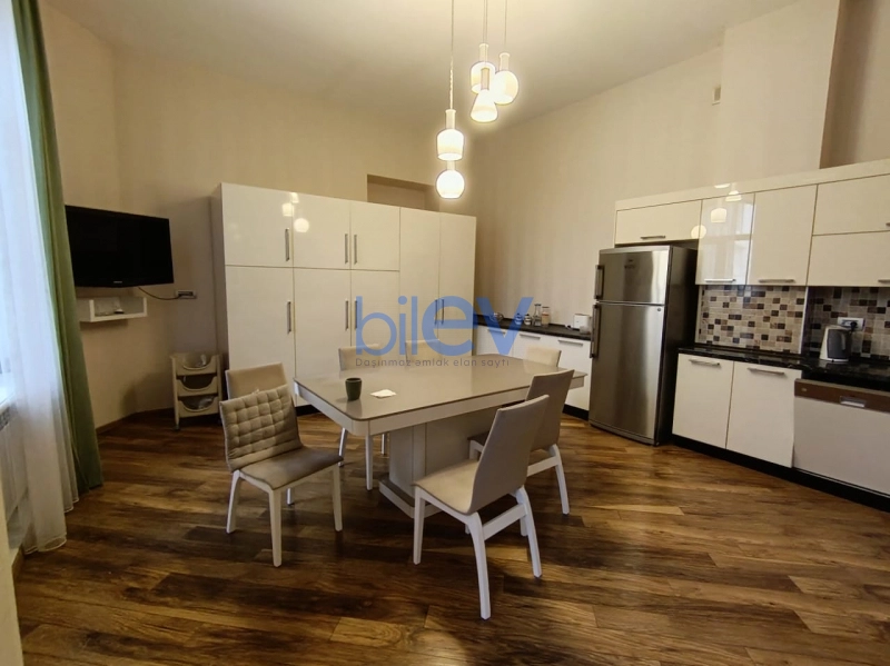 Aylıq Kirayə 5 otaqlı Köhnə Tikili bina evi  250m², Bakı