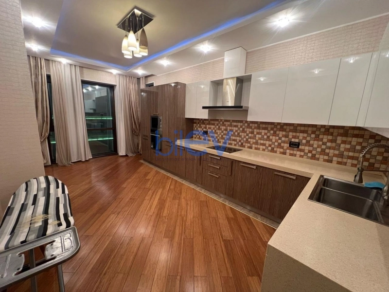 Aylıq Kirayə 4 otaqlı Yeni Tikili bina evi  200m², Bakı