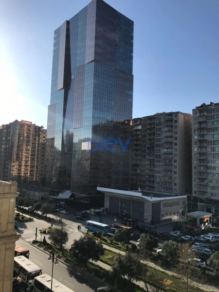 Aylıq Kirayə 3 otaqlı Yeni Tikili bina evi  130m², Bakı