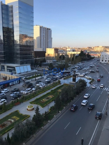 Aylıq Kirayə 3 otaqlı Yeni Tikili bina evi  130m², Bakı