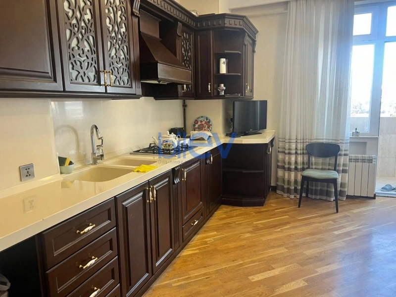 Aylıq Kirayə 3 otaqlı Yeni Tikili bina evi  130m², Bakı