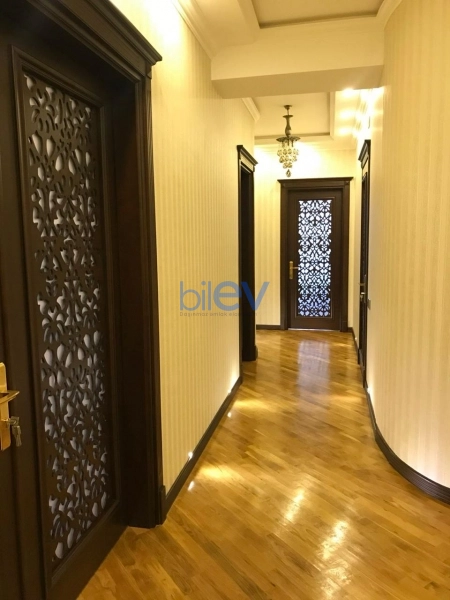 Aylıq Kirayə 3 otaqlı Yeni Tikili bina evi  130m², Bakı