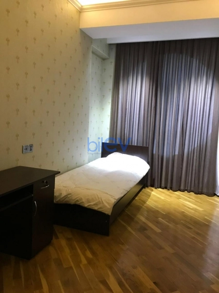Aylıq Kirayə 3 otaqlı Yeni Tikili bina evi  130m², Bakı