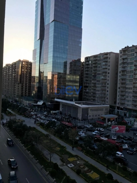 Aylıq Kirayə 3 otaqlı Yeni Tikili bina evi  130m², Bakı