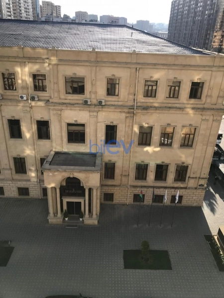 Aylıq Kirayə 3 otaqlı Yeni Tikili bina evi  130m², Bakı