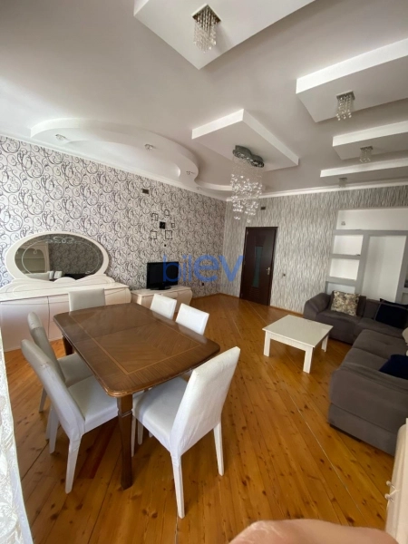Aylıq Kirayə 3 otaqlı Yeni Tikili bina evi  120m², Bakı