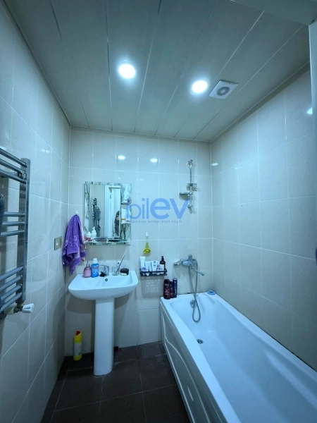Aylıq Kirayə 3 otaqlı Yeni Tikili bina evi  80m², Bakı