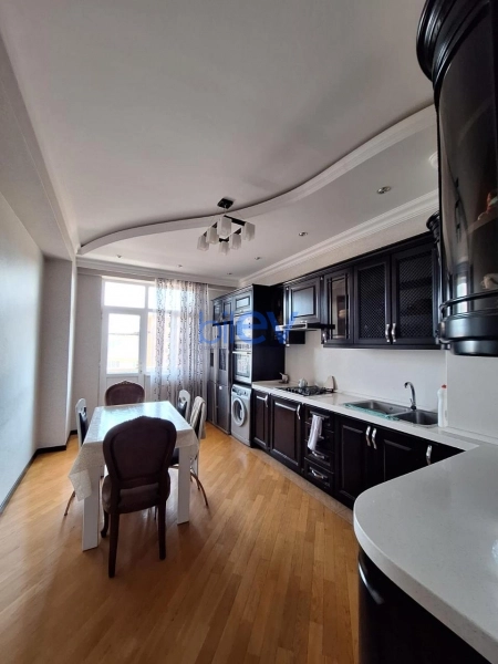 Aylıq Kirayə 3 otaqlı Yeni Tikili bina evi  130m², Bakı