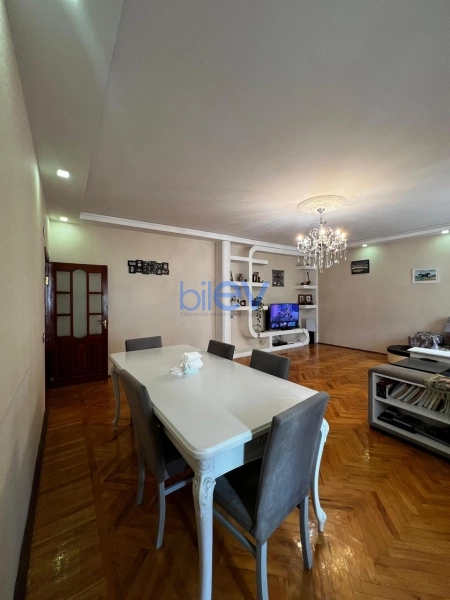 Satış 5 otaqlı Köhnə Tikili bina evi  130m², Bakı