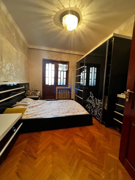 Satış 5 otaqlı Köhnə Tikili bina evi  130m², Bakı