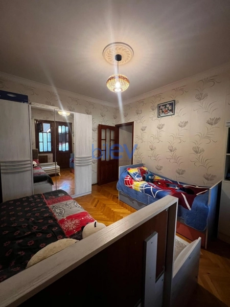 Satış 5 otaqlı Köhnə Tikili bina evi  130m², Bakı