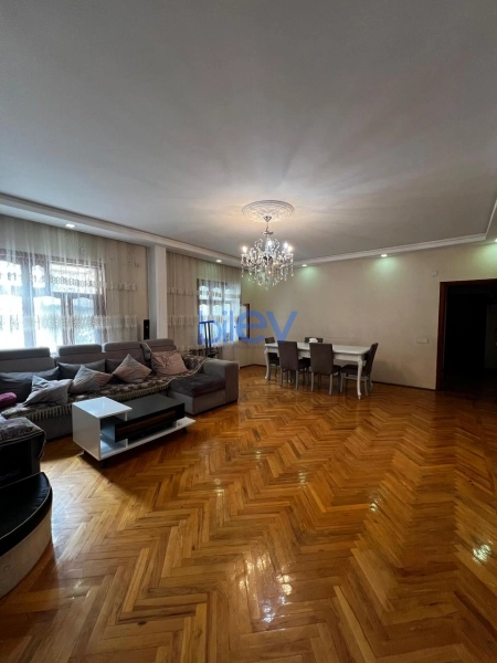 Satış 5 otaqlı Köhnə Tikili bina evi  130m², Bakı