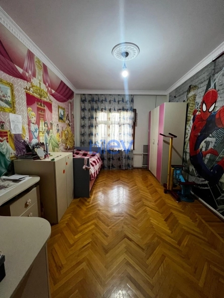 Satış 5 otaqlı Köhnə Tikili bina evi  130m², Bakı