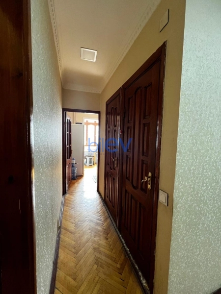Satış 5 otaqlı Köhnə Tikili bina evi  130m², Bakı