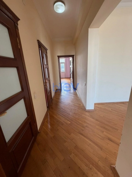 Aylıq Kirayə 3 otaqlı Yeni Tikili bina evi  135m², Bakı