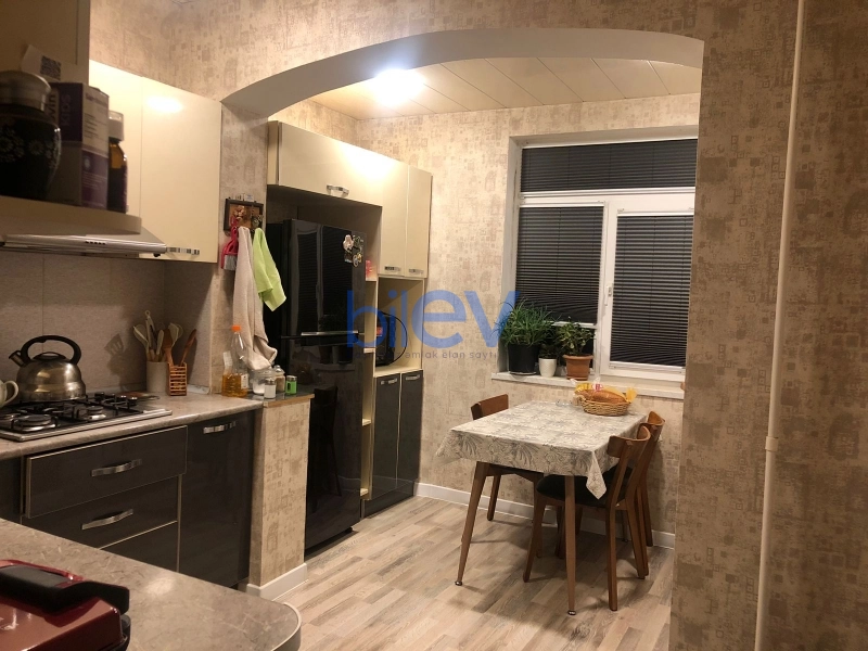 Satış 3 otaqlı Köhnə Tikili bina evi  90m², Bakı