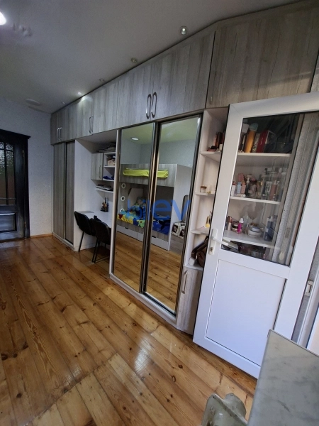 Satış 5 otaqlı Köhnə Tikili bina evi  130m², Bakı