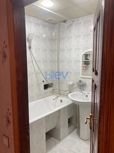 Satış 4 otaqlı Köhnə Tikili bina evi  104m², Bakı